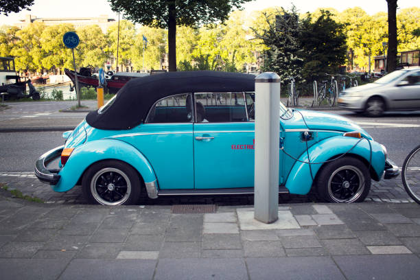 Auto clásico con conversión eléctrica